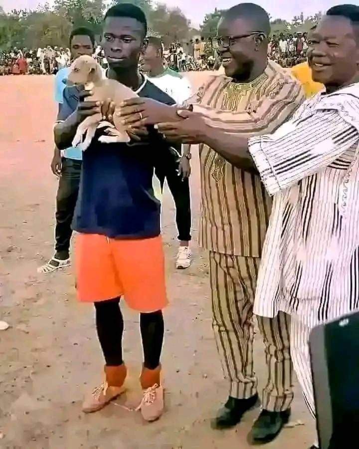 Ara adugbo, tuntun ti de oooo !!!!
Presentation of Player of the Match Award is going on here.
This happened in Kanke, Plateu State.
History making !!!