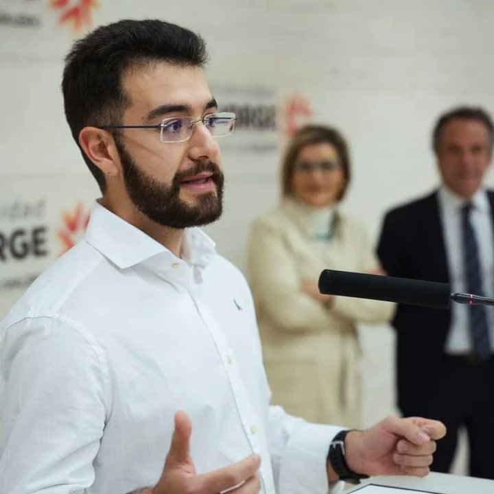 TecnologiaUSJ's tweet photo. Rodrigo Casamayor, doctorando del grupo SVIT, recibió ayer una beca de investigación, en colaboración con la Fundación Banco Sabadell, para poder seguir desarrollando su trabajo de investigación en Ingeniería del software. 

¡Enhorabuena @rocammo_! https://t.co/SQORBCbAJc