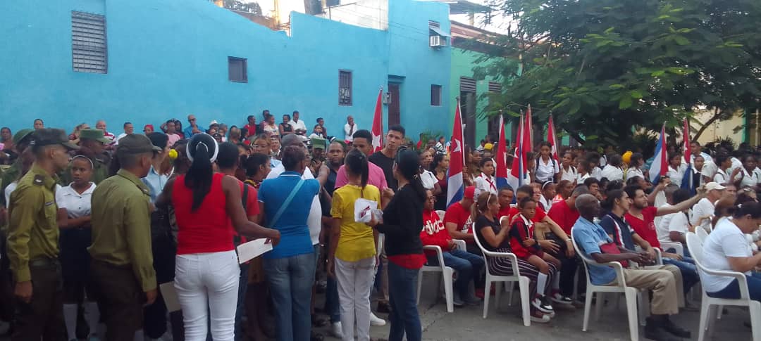 El pueblo Santiaguero rinde tributo a los mártires del Levantamiento Armado de la ciudad de #SantiagodeCuba, con la presencia del Comandante José Ramón Machado Ventura y la máximas autoridades del PCC y el Gobierno.#TenemosMemoria