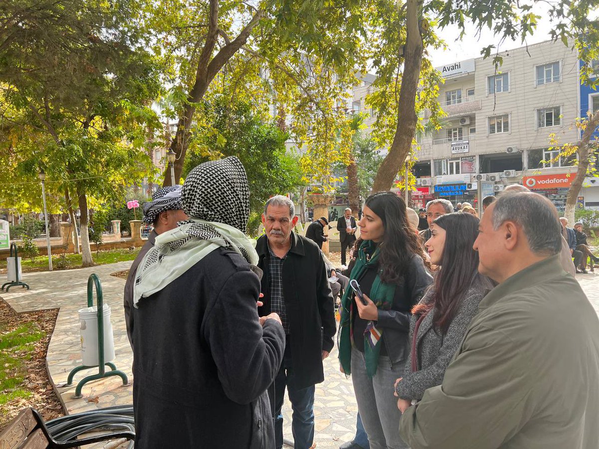 HEDEPNisebin's tweet photo. Em îro li gel wekîla xwe ya Mêrdînê @BeritanGns esnafên xwe ziyaret kir û li wan guhdar kire. Em bi gel hene û bi wan baş in, dê serkeftina me jî her bi gel ve girêdayî be. https://t.co/mpp2q1LfN8