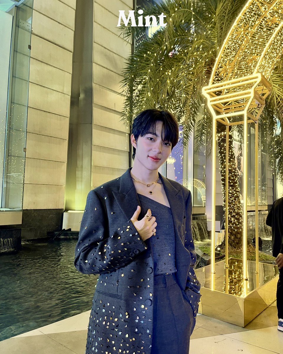 mintmag_th's tweet photo. เริ่ดแพ็คคู่! #MintReports ส่งตรงภาพหล่อ #ซีนุนิว ร่วมเปิดไฟรับเทศกาลส่งท้ายปีกับ #BULGARI ใจกลาง #SiamParagon ลุคแกลมที่ 2 หนุ่มใส่มาวันนี้ ���ล่อและเข้าคู่กันจริงๆ💚

#BVLGARILightUpxZeeNuNew
#ZeeNuNew
#BULGARITHAILAND 
#MAGNIFICENTWONDERS 
#TIMEFORMAGNIFINCE 
#HOLIDAYSEASON https://t.co/ADzGnxOG31