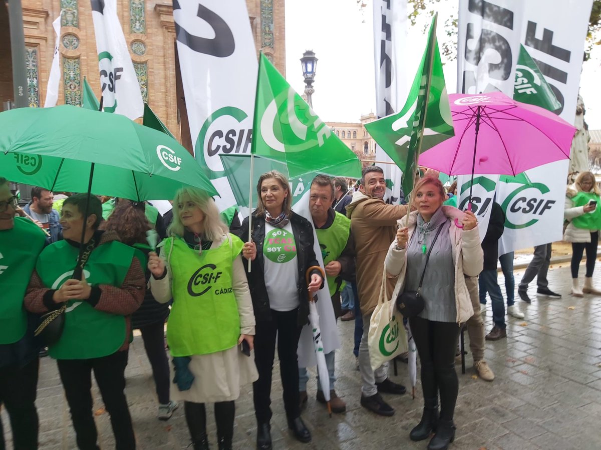 CSIFCadiz's tweet photo. 🗣️¡C1 ya para las TCAE!
Delegados y delegados de CSIF Cádiz acuden a Sevilla para unirse a la manifestación en la que reclamamos la actualización de funciones y la reclasificación del personal técnico en cuidados auxiliares de enfermería.

#CSIFconlasTCAE https://t.co/nO9FzNXLGR