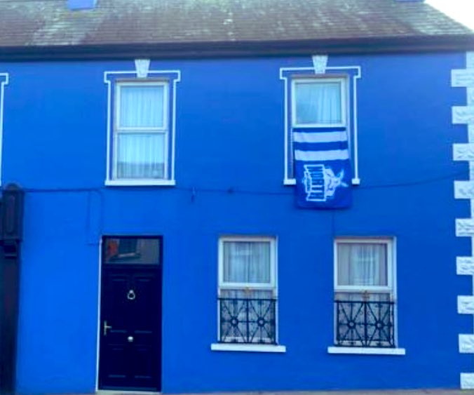 The North Melbourne flag out in force in Macroom, Co Cork Ireland . Counting down the hours until Sunday. 🇦🇺🏉