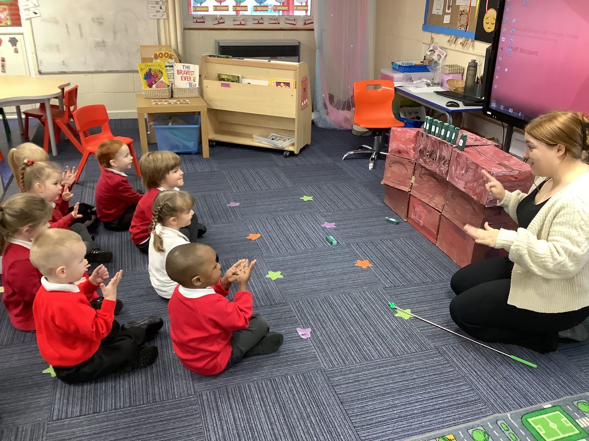 HasNursery's tweet photo. Look we can even put our fingers up to show how many!! 👐
#CoolCounting #MagicMaths https://t.co/jK07sz0zsI