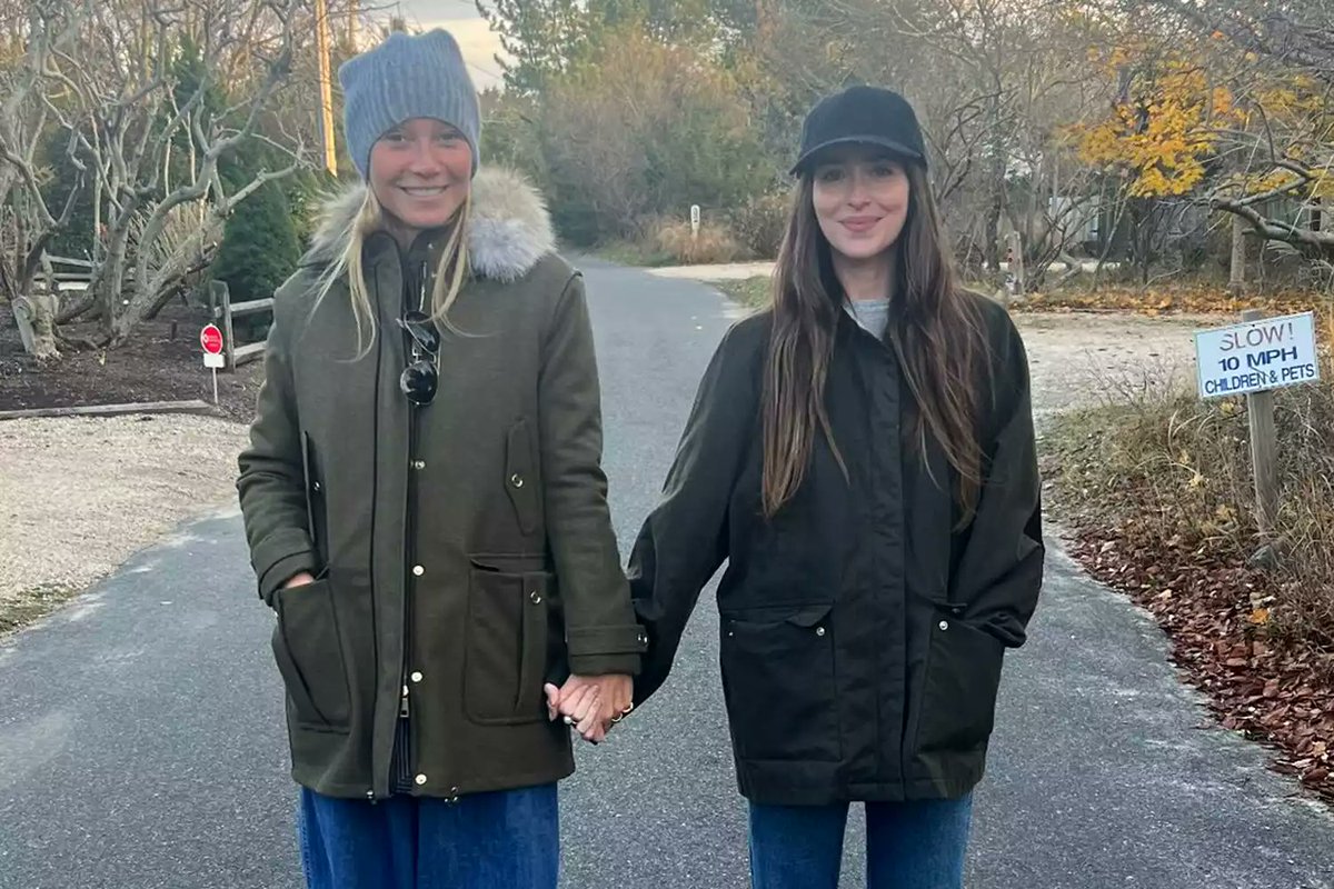 EZCelebBuzz's tweet photo. 📸✨ Gwyneth Paltrow & Dakota Johnson show the power of friendship & family! Cozy hand-in-hand moment captured, proving exes can coexist peacefully. 欄 #FriendshipGoals Gwyneth praises Chris Martin's playful parenting - adventures abound for the kiddos! 🎈 #CoParentingWin @GwynethPaltrow @DakotaJohnson