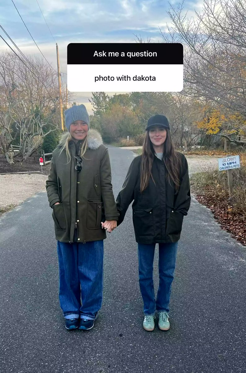EZCelebBuzz's tweet photo. 📸✨ Gwyneth Paltrow & Dakota Johnson show the power of friendship & family! Cozy hand-in-hand moment captured, proving exes can coexist peacefully. 欄 #FriendshipGoals Gwyneth praises Chris Martin's playful parenting - adventures abound for the kiddos! 🎈 #CoParentingWin @GwynethPaltrow @DakotaJohnson