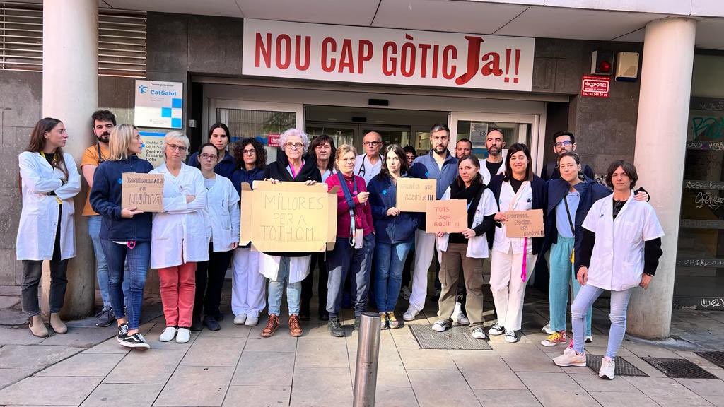 Els  professionals del #CAPGòtic d'@apics diuen #AixíNo
El III PreAcord menysprea la feina d’infermeres, TCAIs, administratives i treballadores socials i trenca els equips d’ atenció primària 

Si estan desenvolupen noves competències cal reconèixer la seva categoria professional