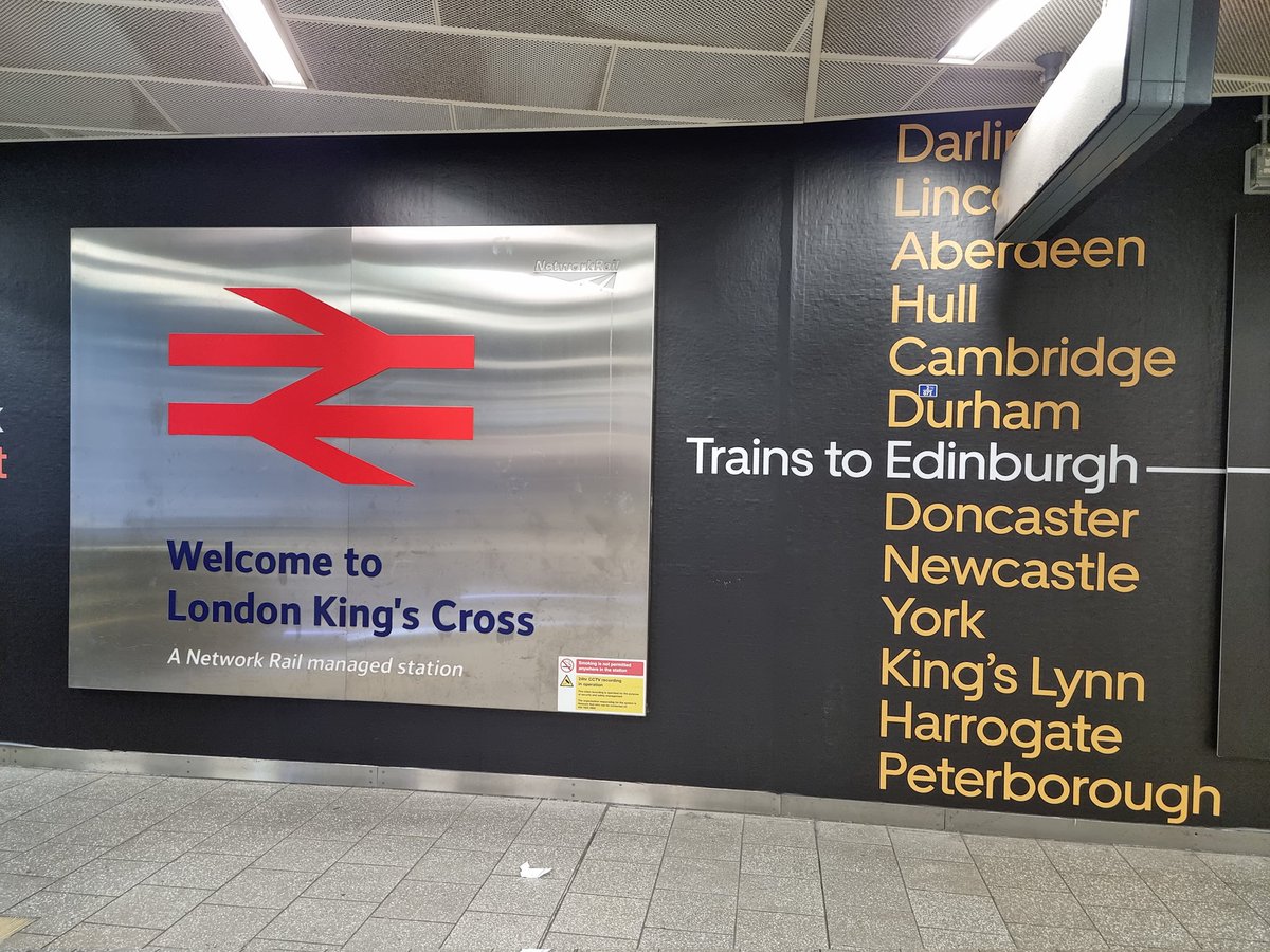 PeterDJust's tweet photo. 🚆 #KingsCross - where civilisation (half) starts - and ends (naturally).
#OopNorth #TheNorth #Yorkshire #Train #Trains #Euston #NorthEastMainLine https://t.co/gmyR6PKuZG