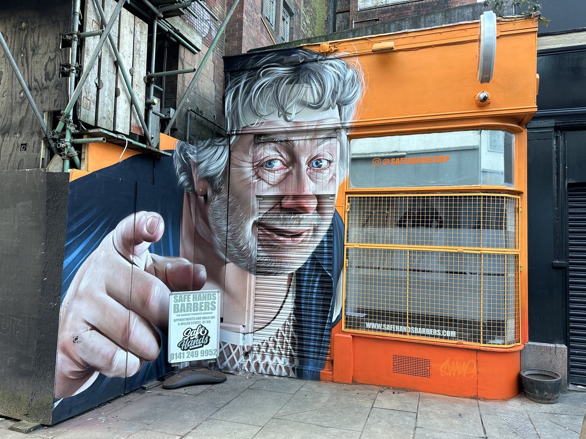 “ I’ll tell you this,,,, “

Great to bump into Rab C in Glasgow City Centre.

Artist Smug One ⁦<a href="/safehandsbarber/">Safe Hands</a>⁩