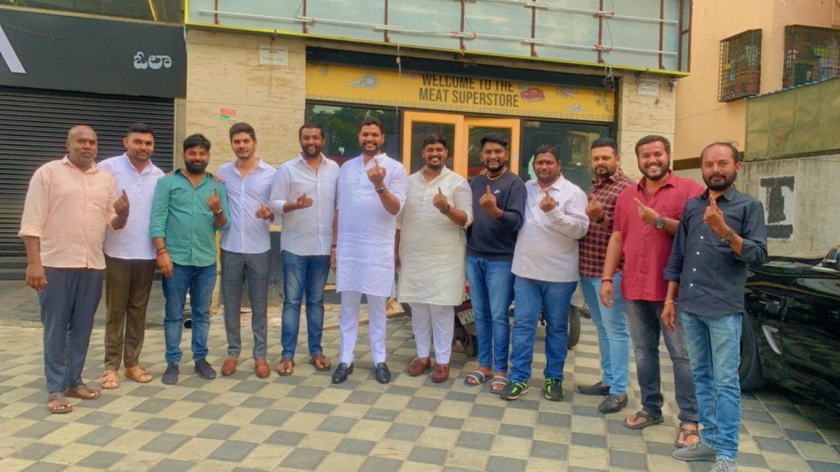 NuthiSrikanth's tweet photo. అంబర్ పెట్ నియోజకవర్గం, రెడ్డి కాలేజ్, నారాయణగూడ పోలింగ్ కేంద్రంలో  కుటుంబంతో సహా ఓటు హక్కు వినియోగించుకోవడం జరిగింది..
#castyourvote 
#Voteforcongres 
#TelanganaElections https://t.co/HlPLwyqqQr