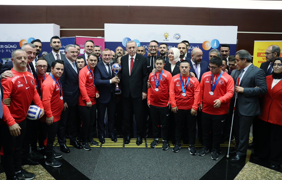 Cumhurbaşkanımız @RTErdogan, Avrupa şampiyonu olan down sendromlu Futsal Millî Takımı oyuncuları ile bir araya geldi.
