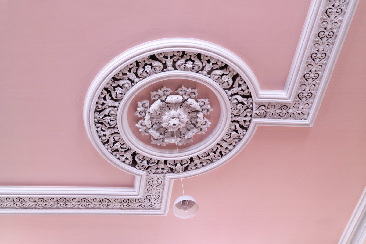 Not all art is made with paper and paint. Some involves highly ornate plasterwork, like this fabulous corner ceiling rose at Bathafarn Wesleyan Methodist Chapel in #Ruthin. It was built in 1869 to the design of architect Richard Owens of Liverpool coflein.gov.uk/en/archive/631… #EYAArt