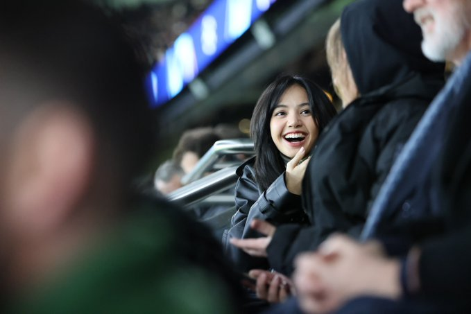 #BLACKPINK's Lisa looking amazing at the PSG vs. Newcastle UEFA Champions League match in Paris. 🔥