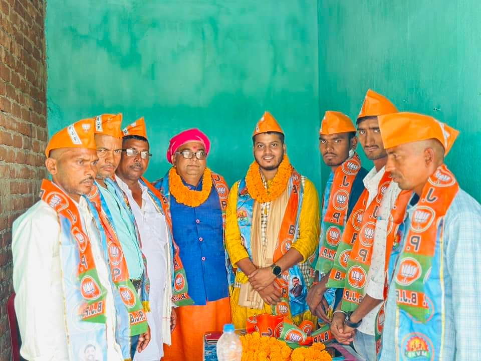 vichar_manch's tweet photo. आज 30.11.2023 सत्येंद्र कुशवाहा विचार मंच के अंतर्गत,जमुई जिले में जिलाध्यक्ष श्री परशुराम जी की अध्यक्षता में मिलन-जुलन सह विचार-विमर्श कार्यक्रम का आयोजन किया गया, जिसमें मंच के अध्यक्ष श्री विनित कुशवाहा जी एवं सभी सदस्यों का सहृदय स्वागत किया गया |
@VineetNarayanS1 https://t.co/QEpMbwG3Lw