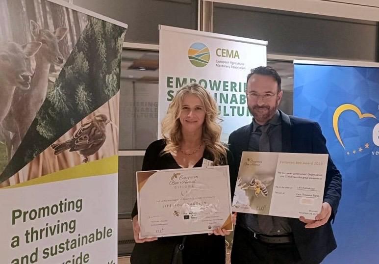 🥇 Nella splendida cornice del Parlamento europeo a Bruxelles, una delegazione del Servizio biodiversità di #RegioneFVG ha ricevuto il primo premio all’European Bee Award 2023, in qualità di partner del Progetto Life PollinAction.
👉bit.ly/3uN1y8s