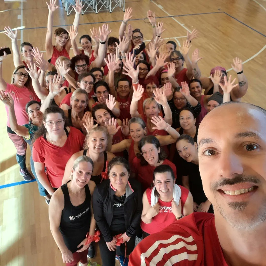BeppeSandon's tweet photo. Colleghe e allieve a sostegno del progetto "La valigia di Caterina" a supporto di donne vittime di violenza. Non potevo mancare assieme a queste donne forti e coraggiose che offrono una possibilità di riscatto a chi è meno fortunata. #stopviolenzasulledonne #beneficenza #evento https://t.co/NqFMVLJpzf