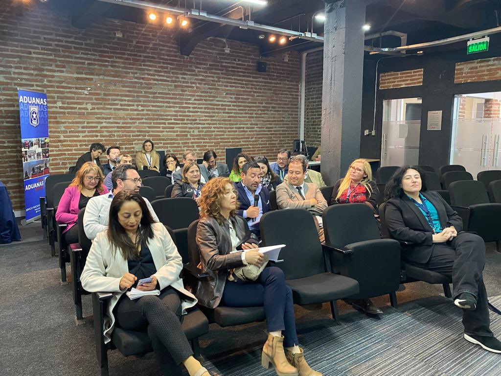 Alexandra Moya de la <a href="/Contraloriacl/">Contraloría</a> realizó el taller “Herramientas de #LenguajeClaro para los actos jurídicos y normativa del Servicio Nacional de Aduanas” para abogados y funcionarios, como parte de la colaboración interinstitucional de la <a href="/RedLCChile/">RedLenguajeClaro🇨🇱</a>