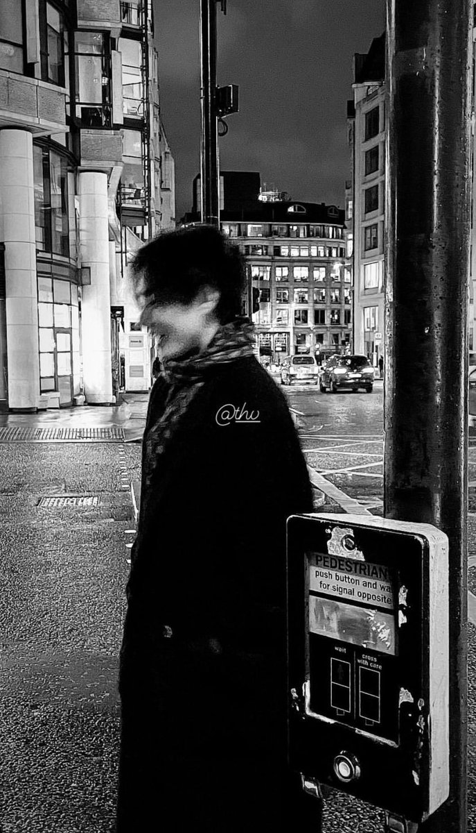 taeguide's tweet photo. Taehyung’s friend who he took on the trip to london with him shared a picture of Taehyung from the trip https://t.co/cwC8uA3JJk