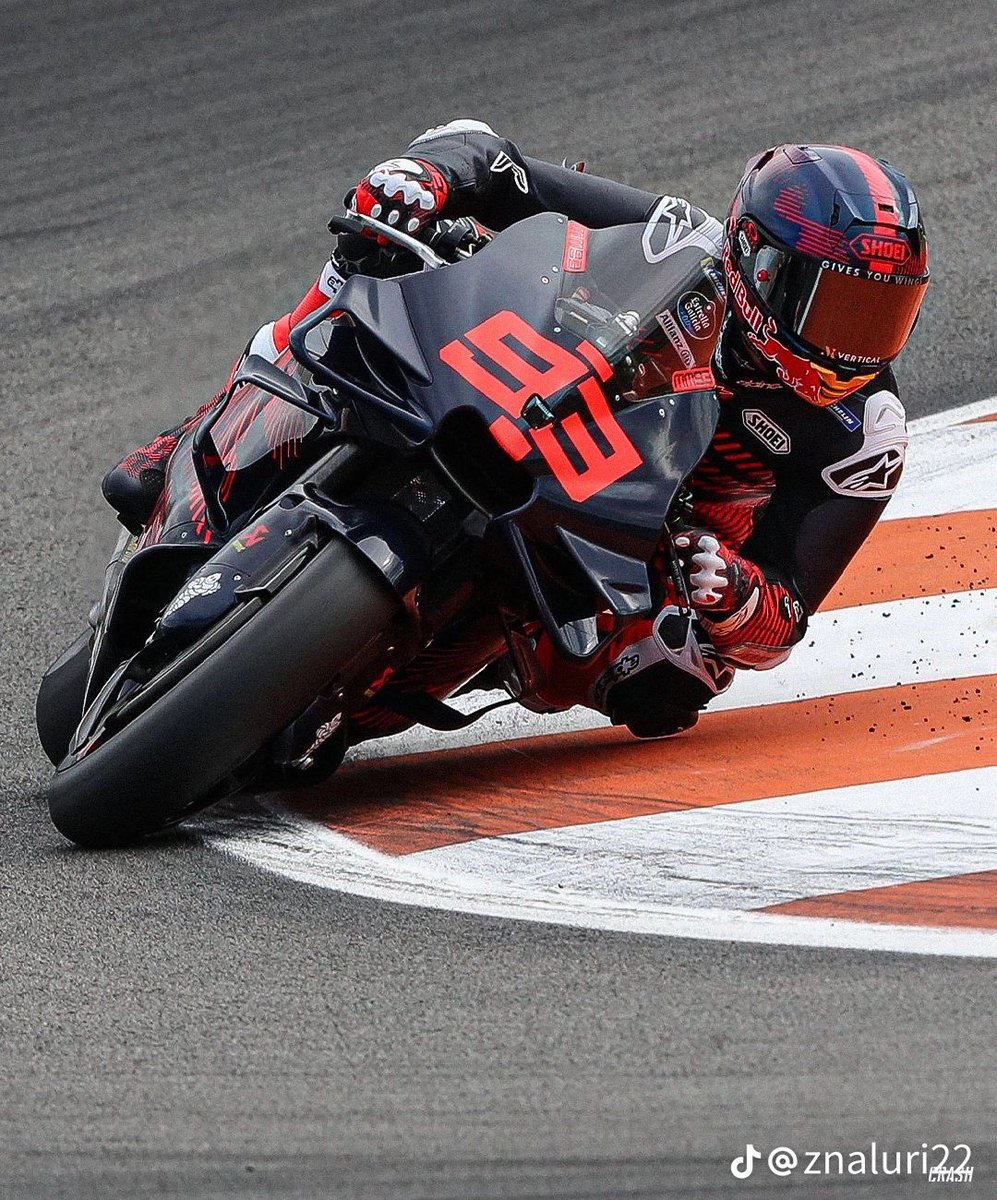 _racingpaddock_'s tweet photo. Marc Marquez look so good on GP23👀
#marquez #ValenciaTest #ducati #motogp #redbull #bikerforlife https://t.co/Xpl4LPq2xE