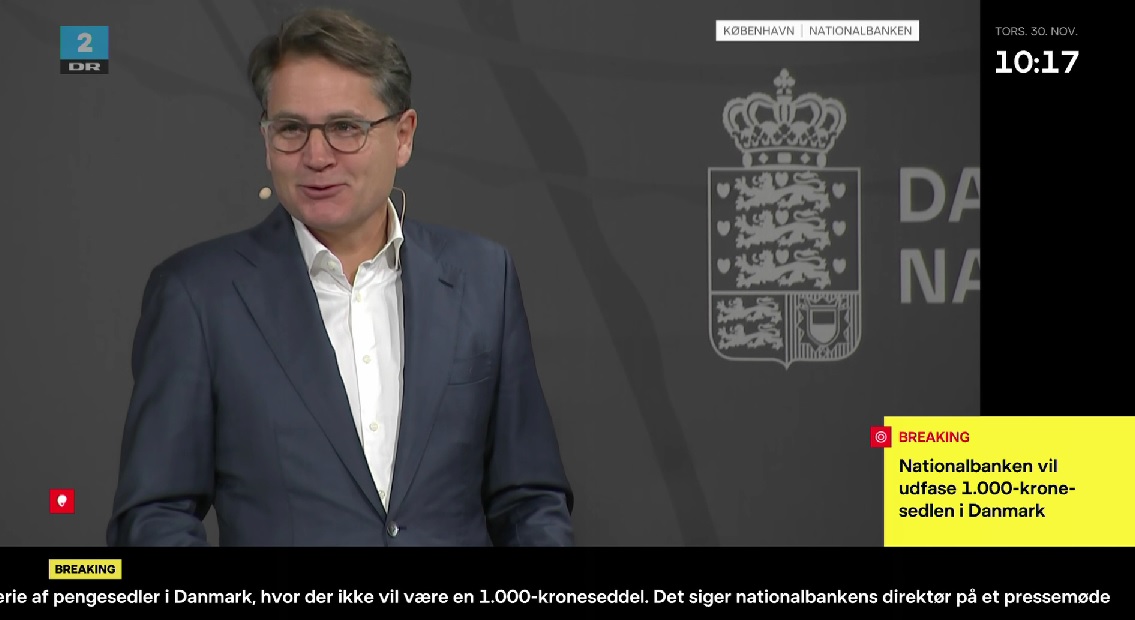 Mit smil på @DRNyheder er ikke til at tage fejl af: En udfasning af 1000-kronesedlen giver god mening. Det har stået på <a href="/DanskErhverv/">Dansk Erhverv</a> ønskeliste i flere år. Det vil forbedre sikkerheden i og mindske byrden for mange butikker. Så det er absolut dagens gode nyhed 🙂👍🏻