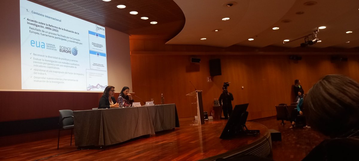 La presidenta de <a href="/RedDivulga/">Red Divulga</a> modera el primer debate de #JornadasCrue2023 con la directora de <a href="/ANECAinfo/">ANECA</a> , que explica el nuevo modelo de evaluación de la ciencia