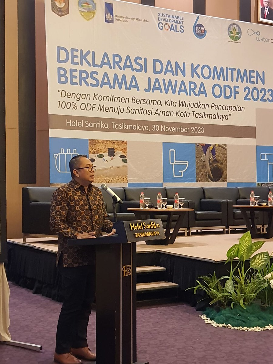 SNVIndonesia's tweet image. The #integrated #behaviourchange campaign in Tasikmalaya has resulted in 14 villages have declared commitment to get 100% #opendefecationfree by 2024 through #multistakeholder collaboration from city health office, healthcare staff, #community cadres, and sanitation #entrepreneur