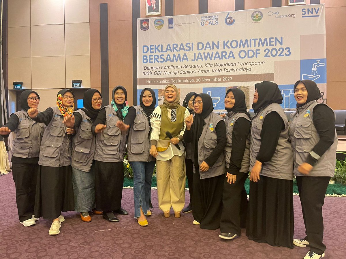 SNVIndonesia's tweet image. The #integrated #behaviourchange campaign in Tasikmalaya has resulted in 14 villages have declared commitment to get 100% #opendefecationfree by 2024 through #multistakeholder collaboration from city health office, healthcare staff, #community cadres, and sanitation #entrepreneur