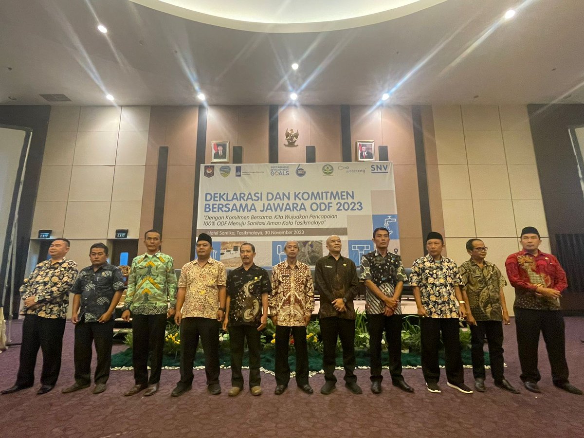 SNVIndonesia's tweet image. The #integrated #behaviourchange campaign in Tasikmalaya has resulted in 14 villages have declared commitment to get 100% #opendefecationfree by 2024 through #multistakeholder collaboration from city health office, healthcare staff, #community cadres, and sanitation #entrepreneur