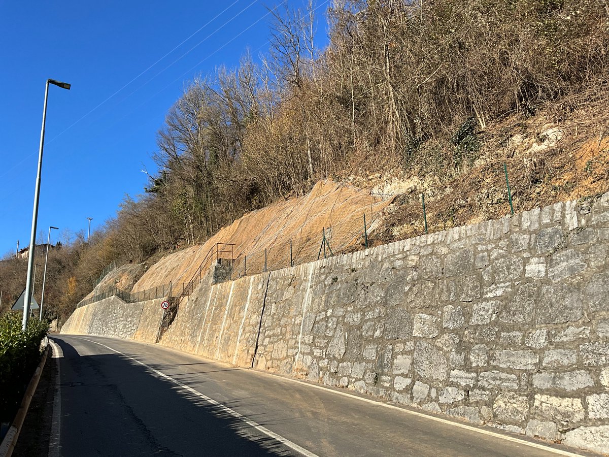 provinciaBg's tweet photo. ✅Sono terminati ieri i lavori di messa in sicurezza del versante di monte lungo la SP 48 "S.P. 49 - Parre" dal km 30+100 al km 30+300 nel territorio di #Parre, dopo la caduta massi che ha interessato la sede stradale lo scorso settembre.
#stradeprovinciali | #stradeBG https://t.co/ODpNKGfKXI