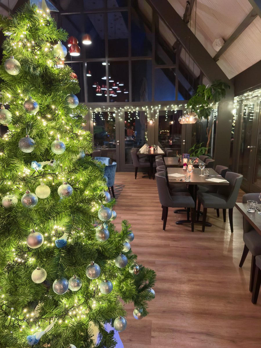 Restaurant in #kerstsfeer 🤩
De reserveringen gaan hard nu, vol=vol ‼️
🎄 a la carte 3 gangen v.a 38,50
🎄 3 gangen buffet 38,50
🎄 3/4 gangen Kerstmenu v.a 42,50

Voor kinderen hebben we een kinderbuffet en aangepaste prijzen. 

🌍 detippe.nl/kerst 
☎️ 0521381737