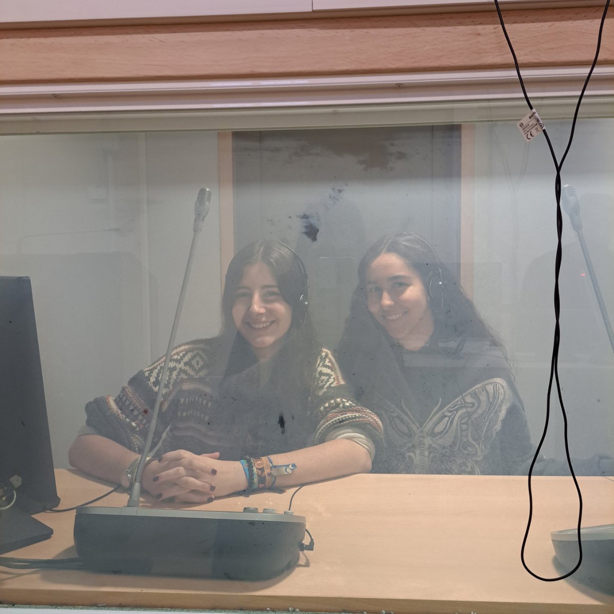 f_humanidades's tweet photo. Los estudiantes de los primeros cursos de los Grados y Dobles Grados de la Facultad de #HumanidadesUPO visitaron el Laboratorio de Interpretación de la mano de las becarias del #ProgramaAteneaUPO, con la colaboración del Prof. Manuel Barea, ¡mil gracias por vuestro entusiasmo! https://t.co/tobAOUilnH