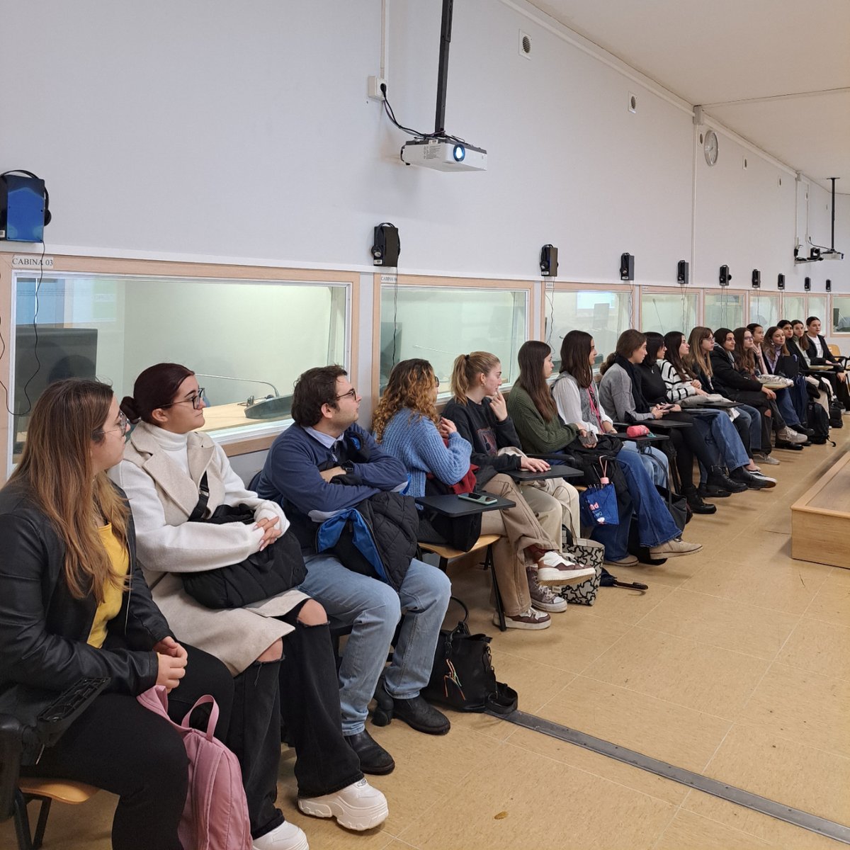 f_humanidades's tweet photo. Los estudiantes de los primeros cursos de los Grados y Dobles Grados de la Facultad de #HumanidadesUPO visitaron el Laboratorio de Interpretación de la mano de las becarias del #ProgramaAteneaUPO, con la colaboración del Prof. Manuel Barea, ¡mil gracias por vuestro entusiasmo! https://t.co/tobAOUilnH