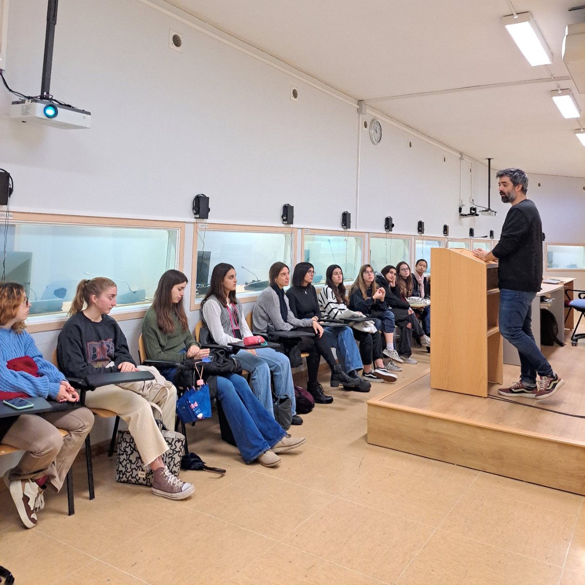 f_humanidades's tweet photo. Los estudiantes de los primeros cursos de los Grados y Dobles Grados de la Facultad de #HumanidadesUPO visitaron el Laboratorio de Interpretación de la mano de las becarias del #ProgramaAteneaUPO, con la colaboración del Prof. Manuel Barea, ¡mil gracias por vuestro entusiasmo! https://t.co/tobAOUilnH