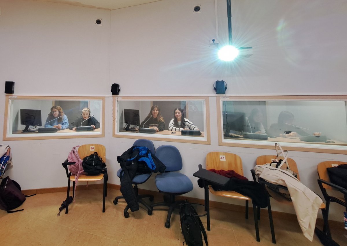 f_humanidades's tweet photo. Los estudiantes de los primeros cursos de los Grados y Dobles Grados de la Facultad de #HumanidadesUPO visitaron el Laboratorio de Interpretación de la mano de las becarias del #ProgramaAteneaUPO, con la colaboración del Prof. Manuel Barea, ¡mil gracias por vuestro entusiasmo! https://t.co/tobAOUilnH