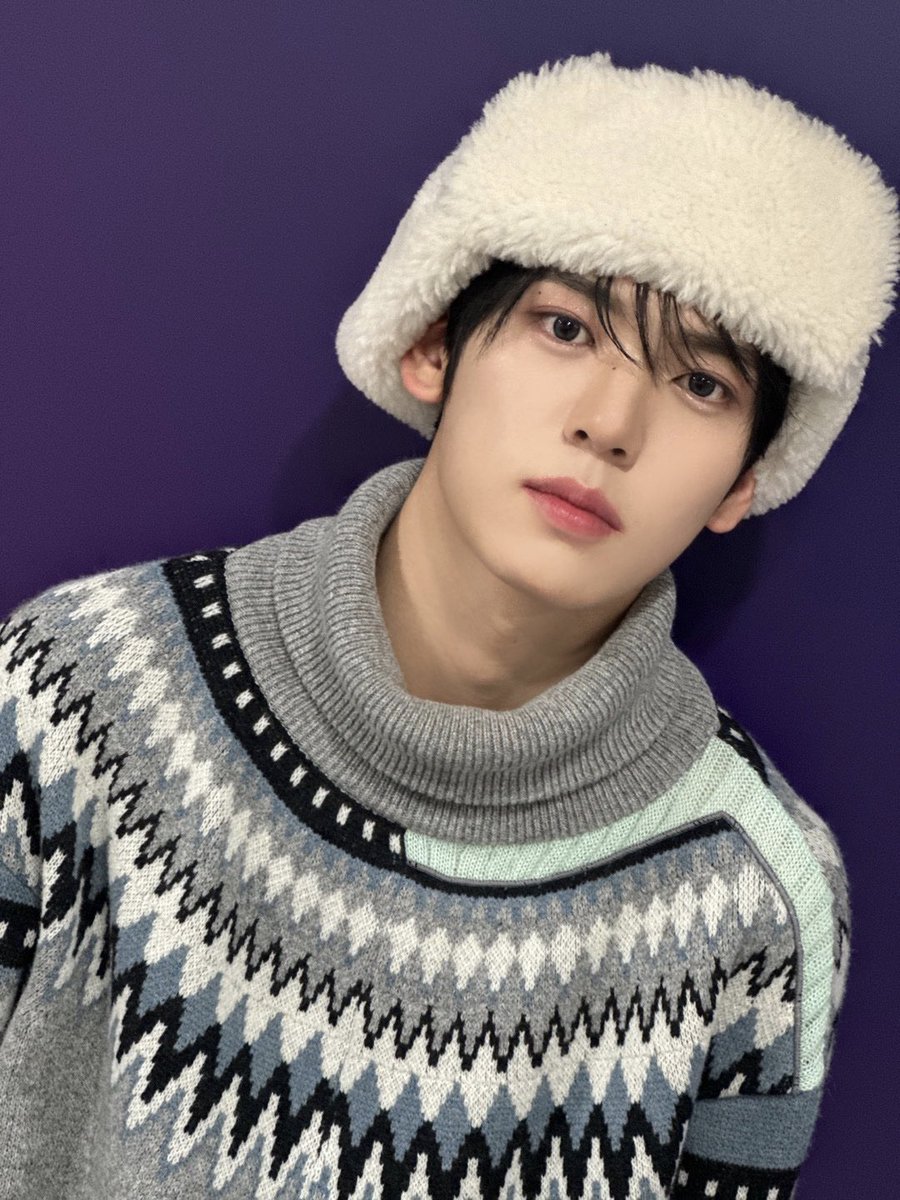 ZB1_official's tweet photo. _💌

안녕하세요 한유진입니다!! 
이번에 MAMA 무대에서 단체 그리고 콜라보 무대를 할 수 있게 되어서 정말 행복했고 감사했고 영광이었어요!! 그동안 연습생 하면서 정말 많이 봐왔던 무대라서 기대도 정말 많이 했어요 어떻게 하면 잘할 수 있을까 제로즈한테 나를 잘 보여드릴 수 있을까 생각하면서 자기 전에 무대에 서 있는 내 모습을 상상하곤 했어요 덕분에 무대에서 많이 생각하면서 행복하게 할 수 있었어요!! 그리고 이번 시상식에서 데뷔한 지 얼마 되지 않았지만 3개의 상을... 연습생 하면서도 MAMA에서 상을 ���을 거라곤 생각도 못 해봤는데 받게 해 주셔서 진심으로 감사드립니다 마지막으로 제로베이스원이라는 팀에 함께 할 수 있게 해 주셔서 정말 정말 감사합니다! 사랑해요 앞으로는 더욱더 사랑할게요 

#HANYUJIN #한유진
#ZEROBASEONE #ZB1 #제로베이스원