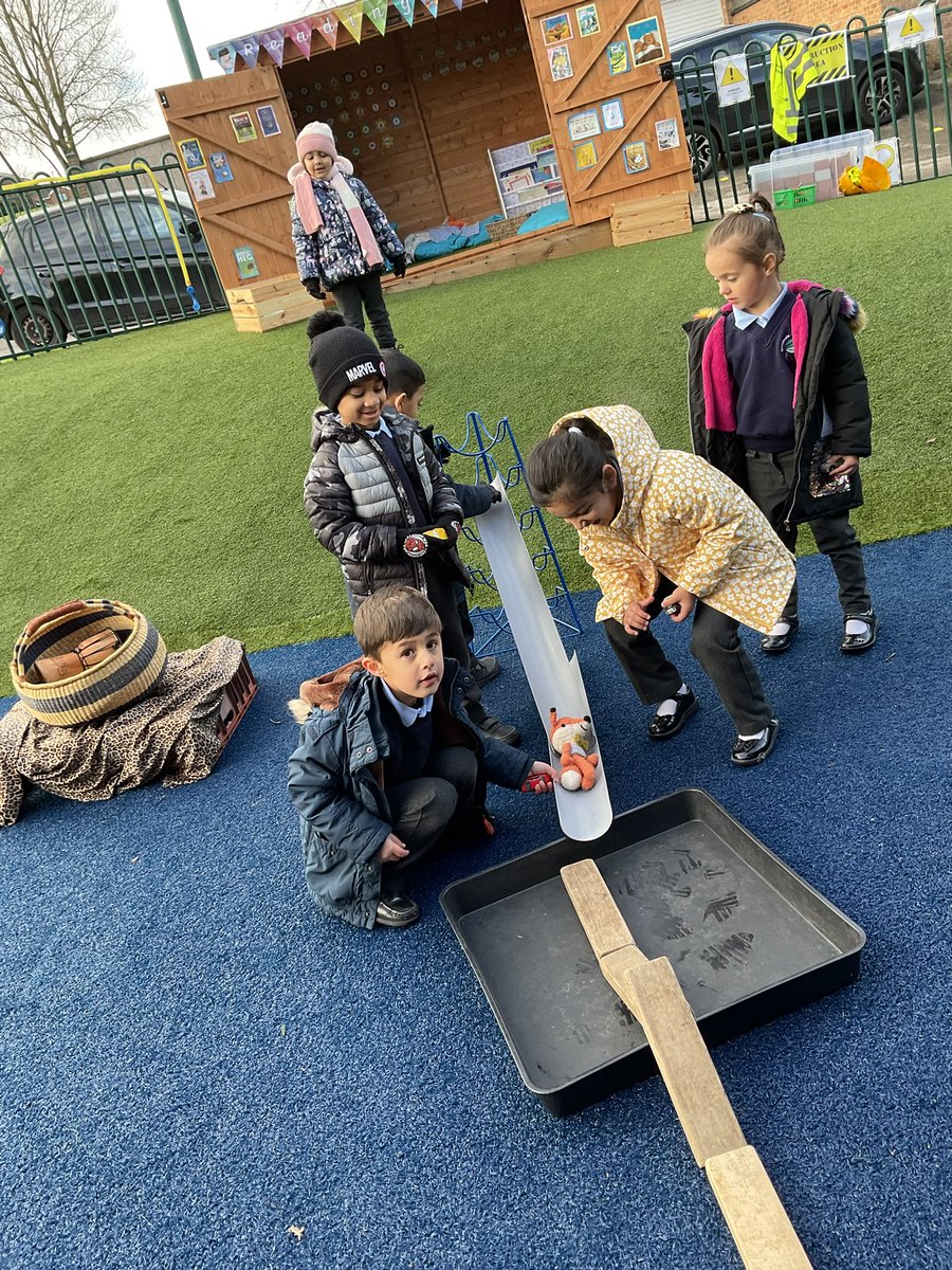 BPS_B23's tweet photo. The children exploring ways of getting ‘The Gingerbread man’ across the river. #playingandexploring @the_atlp https://t.co/iw85usj5lG