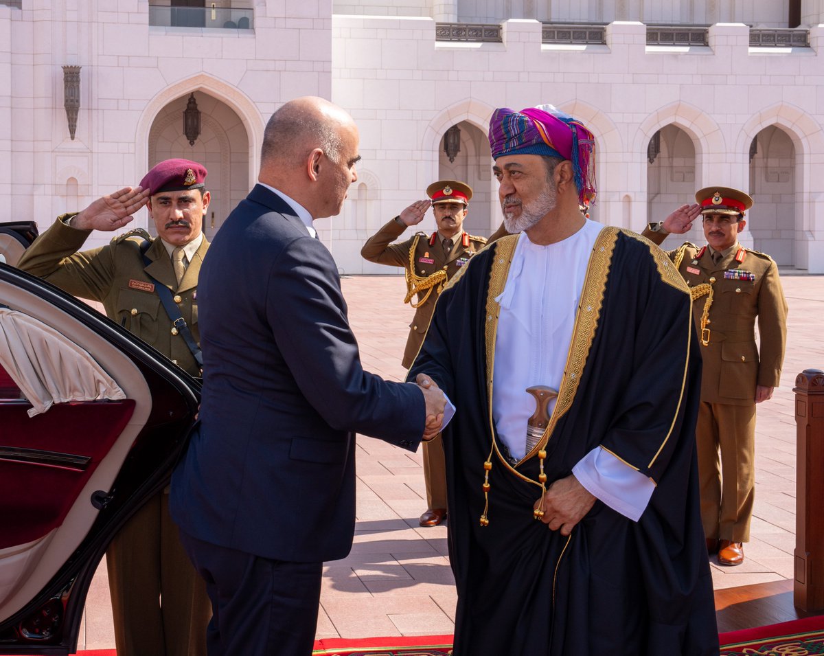 RoyalOmanFamily's tweet photo. 📸 | حضرةُ صاحبِ الجلالةِ السُّلطان #هيثم_بن_طارق المعظم /حفظه اللهُ ورعاه/ يستقبل فخامة الرئيس الدكتور / آلان بيرسيه رئيـس الاتحاد السويسري الذي بدأ زيارة رسميّة لسلطنة #عُمان. https://t.co/jdGMQfJYH1