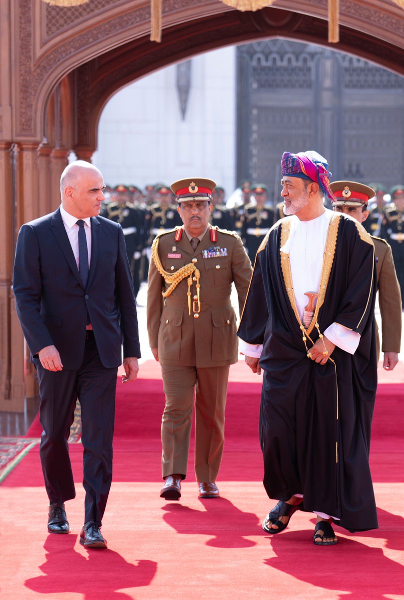 RoyalOmanFamily's tweet photo. 📸 | حضرةُ صاحبِ الجلالةِ السُّلطان #هيثم_بن_طارق المعظم /حفظه اللهُ ورعاه/ يستقبل فخامة الرئيس الدكتور / آلان بيرسيه رئيـس الاتحاد السويسري الذي بدأ زيارة رسميّة لسلطنة #عُمان. https://t.co/jdGMQfJYH1