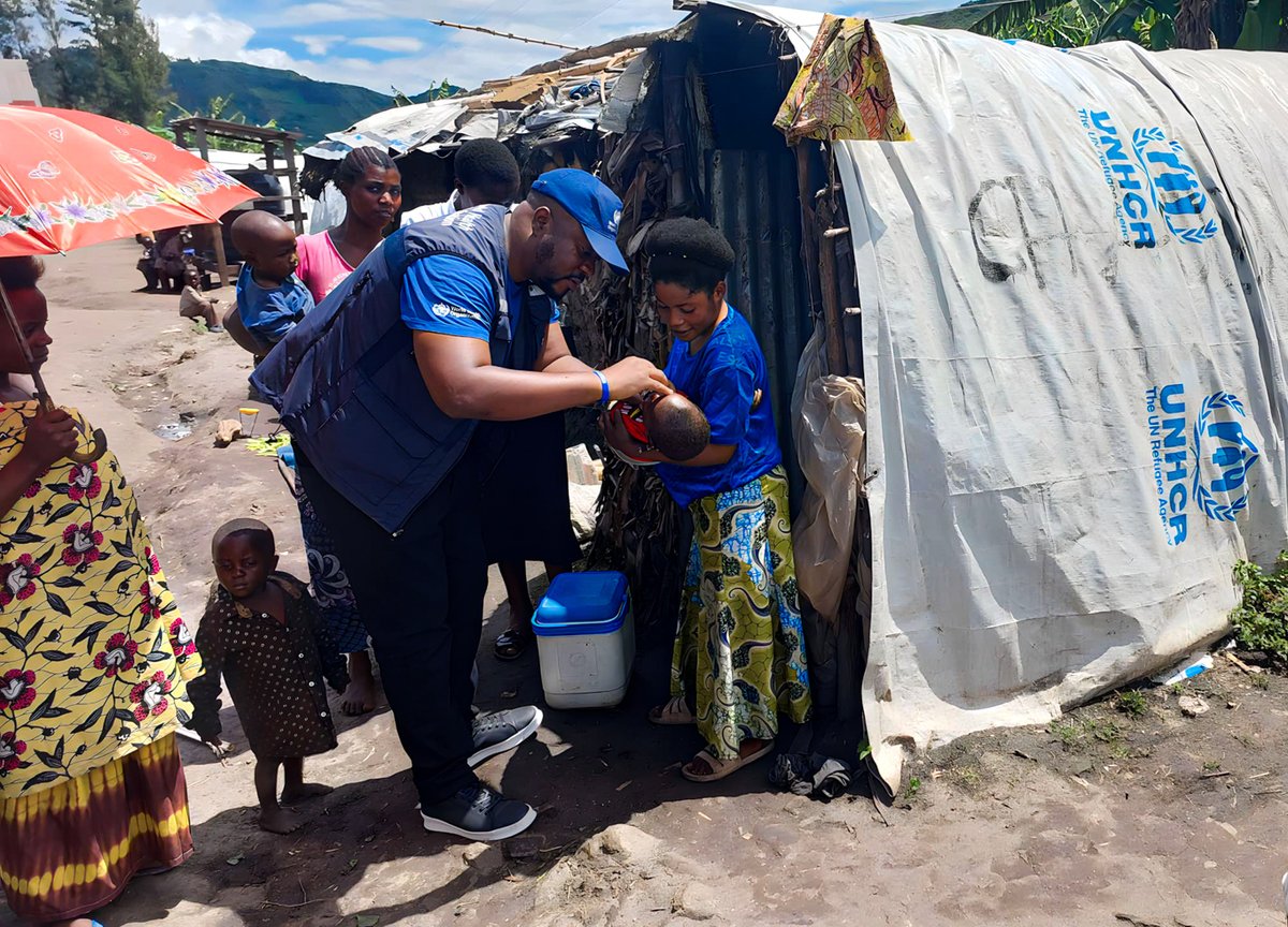 OMSRDCONGO's tweet photo. @OMSRDCONGO continue d'accroître l’accès aux soins essentiels &amp; à la vaccination anti-#polio aux enfants des déplacés venus du #Nord_Kivu🇨🇩 pour leur avenir sain &amp; sûr. Au site de #Minova, les prestataires des soins administrent le vaccin #nVPO2 pour protéger la santé des enfants https://t.co/MK9Za9xgJM