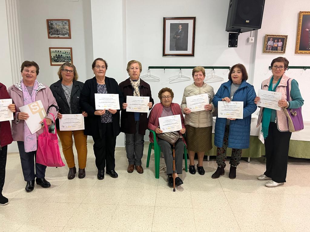 SolidaridadIn's tweet image. ¡Celebrando el cierre del taller &quot;Estimula tu mente&quot;, #ProgramaCuentaConmigo en #Bonares, Huelva 🌟 

📸La primera foto captura a las alumnas con sus merecidos diplomas. En la segunda, acto de clausura con todas las personas que participaron a lo largo del año. ¡Gracias a todas!
