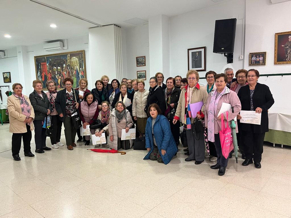 SolidaridadIn's tweet image. ¡Celebrando el cierre del taller &quot;Estimula tu mente&quot;, #ProgramaCuentaConmigo en #Bonares, Huelva 🌟 

📸La primera foto captura a las alumnas con sus merecidos diplomas. En la segunda, acto de clausura con todas las personas que participaron a lo largo del año. ¡Gracias a todas!