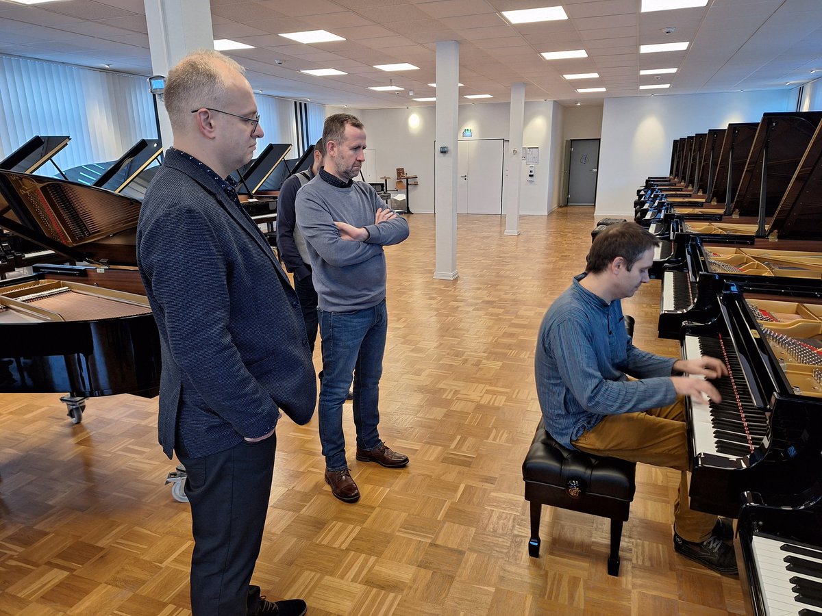 MalecekTomas's tweet photo. V německém Hamburku teď odborníci vybírají nové křídlo značky Steinway&amp;Sons pro Symfonický orchestr @CRozhlas. Ve vysílání @Radiozurnal1 o tom uslyšíte zítra. https://t.co/D2VHdQNiYA