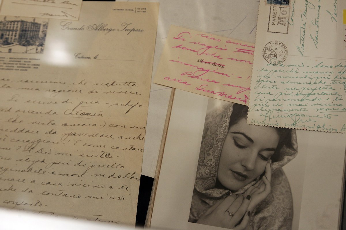 Radio3tweet's tweet photo. Le sue trasformazioni artistiche e fisiche, l'attività frenetica degli anni '50, le fragilità umane e il rapporto con la mondanità. Maria Callas raccontata da Andrea Penna a #Wikimusic grazie anche alle parole di Alberto Arbasino, qui https://t.co/x6xaBtREIi https://t.co/XWka0I1aTq