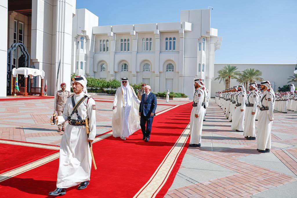 LulaOficial's tweet photo. Encontrei o Emir do Catar, Tamim bin Hamad al-Thani, em Doha. Entre os assuntos, as relações comerciais e de investimento crescentes entre Brasil e Catar e a paz no mundo. Agradeci o Emir pelo seu grande esforço pelo cessar-fogo e libertação de reféns entre Israel e Hamas, e a ajuda dele na liberação dos brasileiros em Gaza. 🇧🇷🇶🇦

📸 @ricardostuckert