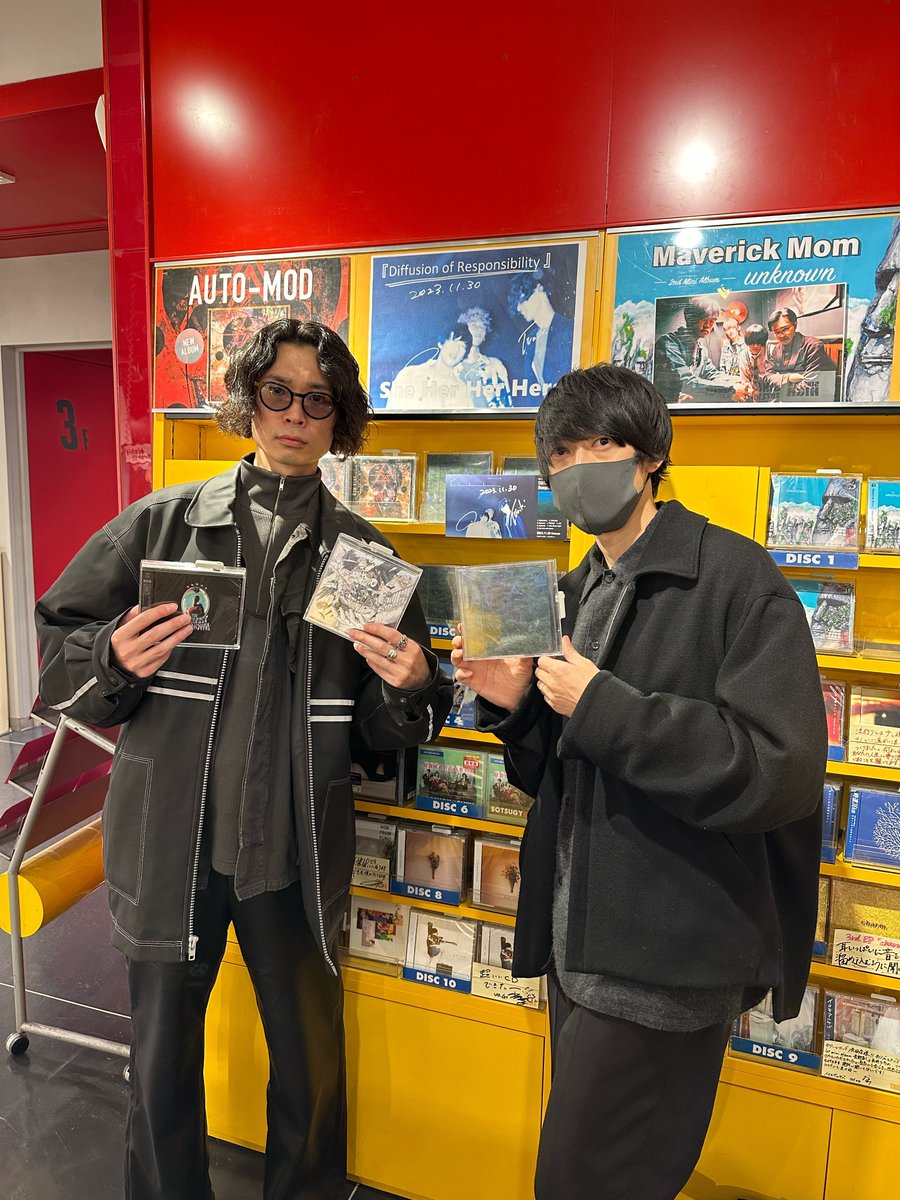 TOWER_Shibuya's tweet photo. 【 #タワ渋訪店 】
11/29に『#DiffusionofResponsibility』
をリリース #SheHerHerHers のメンバー様に
ご来店いただきました!🙌
3階にてコメントカード&サイン掲出中✨
この機会にぜひお立ち寄りください😆
12月から始まるアジアツアーも要チェックです👍(あ) https://t.co/V6oZwevMAB