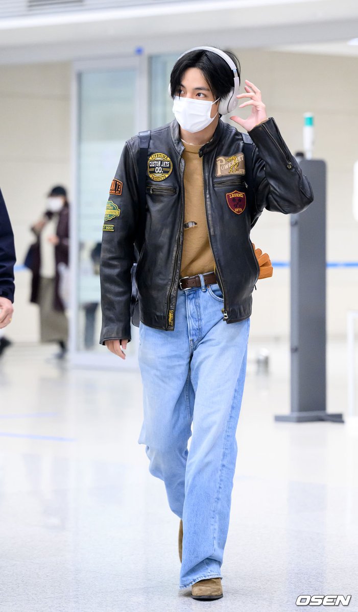 UniversBTS_'s tweet photo. 📸 Fotos da chegada de Taehyung no aeroporto internacional de Incheon após concluir seus compromissos no exterior. 💜

WELCOME HOME TAEHYUNG 💜

[+] https://t.co/ScRGxbX2Fc