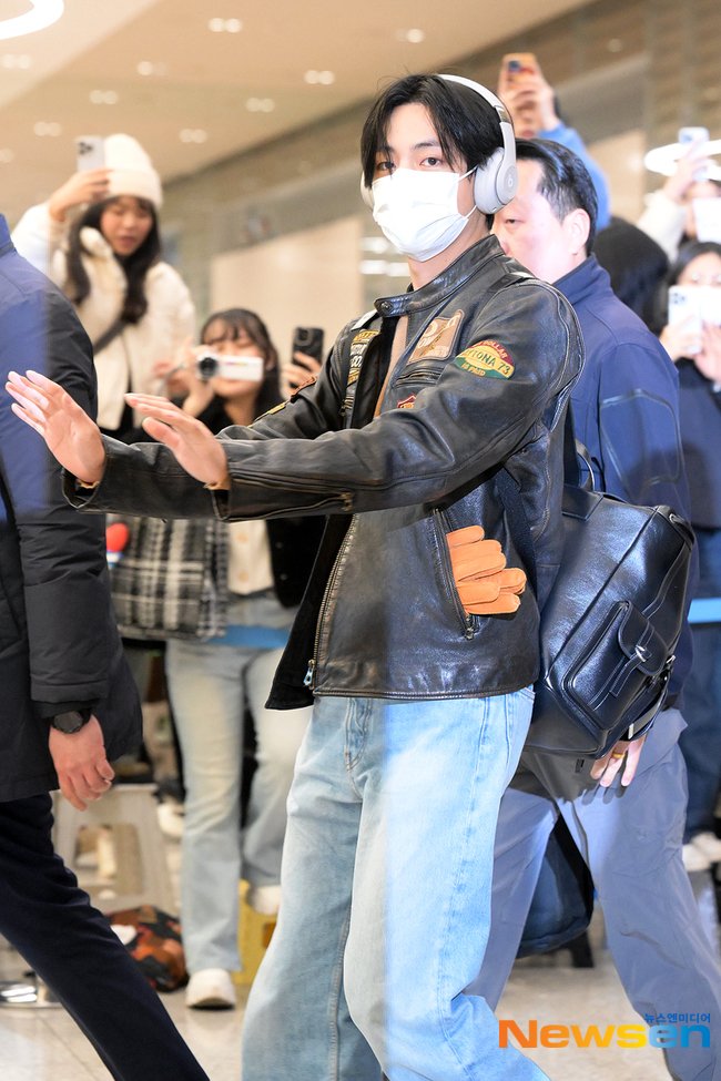 UniversBTS_'s tweet photo. 📸 Fotos da chegada de Taehyung no aeroporto internacional de Incheon após concluir seus compromissos no exterior. 💜

WELCOME HOME TAEHYUNG 💜

[+] https://t.co/ScRGxbX2Fc