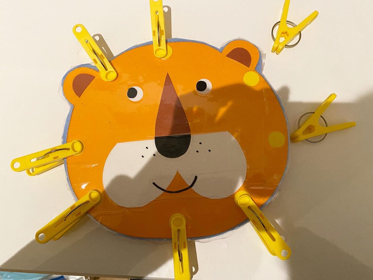 LIBOlabominoh's tweet photo. 【手作り療育グッズ紹介】
本日ご紹介するのは洗濯バサミを使った療育グッズです！
洗濯バサミは開いたり閉じたりするのに指先の力をかなり使いますよね😂
この課題は、楽しく指先を使って巧緻性を高めます。
また、色や数字に合わせてつけることでマッチングや数唱の課題としても使うことができます！ https://t.co/rEMBKZvat4