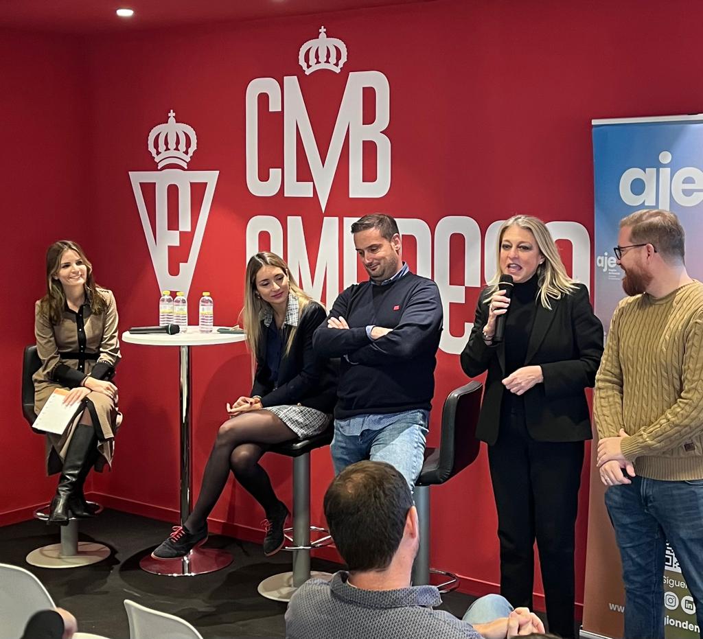 Está mañana nuestro compañero Pedro David Lopez Carreño, estuvo presente en Debates Empresariales, organizado por AJE Región de Murcia y Club de Empresas del Real Murcia CF.

El tema central fue "Distinta estrategia, un mismo juego - Redes Sociales en la empresa: Instagram vs.