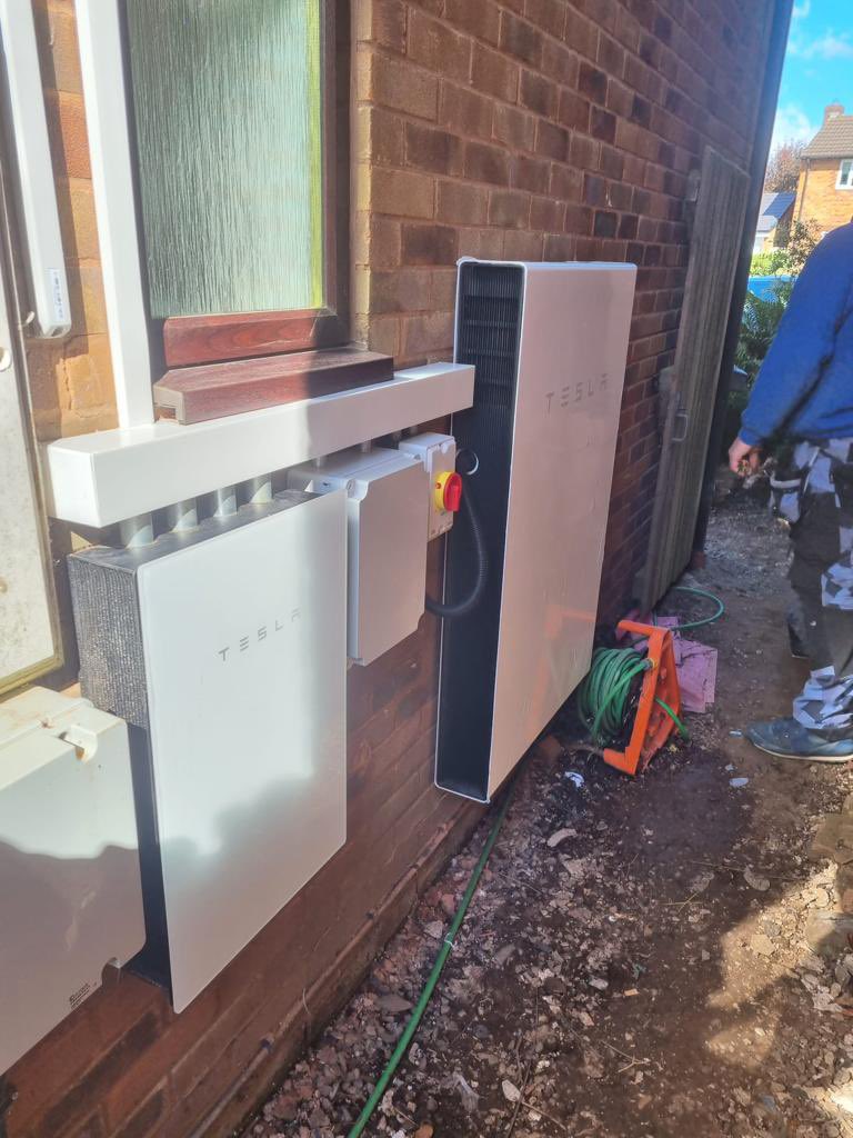 mscheating's tweet photo. Tesla Powerwall installation in sunny 😎 #stokeontrent 🔋🔋🔋
Take advantage of Tesla’s limited time offer and receive £350 rebate on your Powerwall purchase.
#climatechange 

#Powerwall #EnergyMonitoring #Savings #Affordable
#CleanEnergy #solarpanels #TeslaPowerwall #solar https://t.co/mgaqrsBUz0